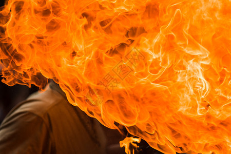 火场艺术家在黑暗的干扰中呼吸着火焰汽油夜晚爆炸图片