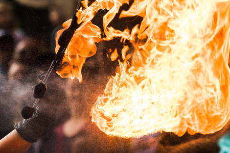 温度火场艺术家在黑暗的干扰中呼吸着火焰炽盛黑色的图片