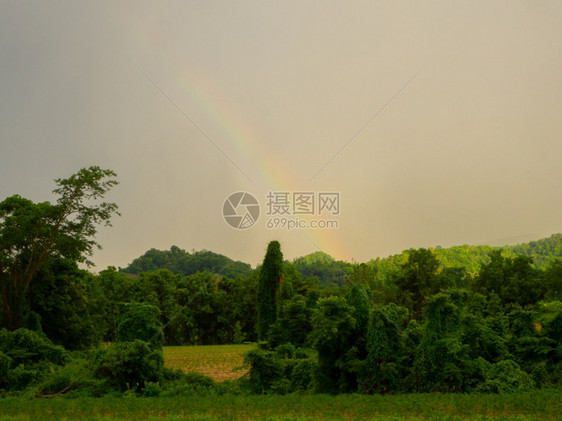 彩虹景观暴雨云穿透大风过山上图片