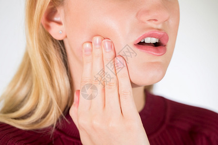 牙疼的女性图片