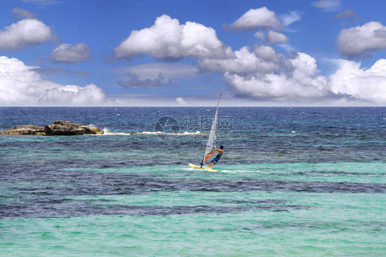 波浪地平线夏天海面和蓝空背景的风浪图片