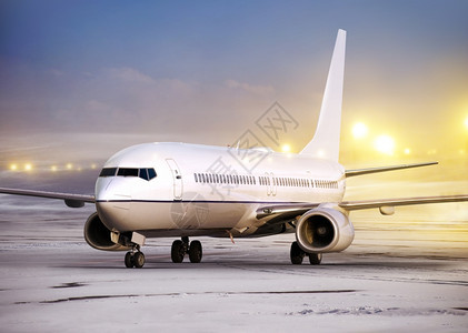 冬天西方雪在非飞行天气冬季和非飞行天气时的机场和白色飞图片