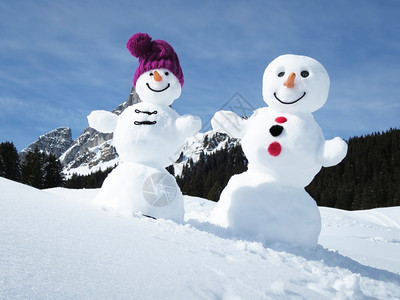 浪漫的自然阿尔卑斯山两个有趣的雪人圣诞节图片