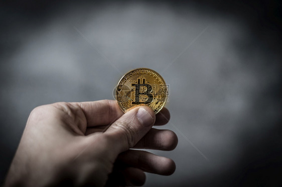 区块链交换金属手头的加密货币图片