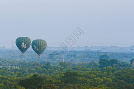 宗教缅甸MistyOldBagan的热空气球和塔台艺术地标图片