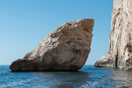 户外天空意大利海附近的撒丁岛岸线雄伟岩石气势磅礴图片