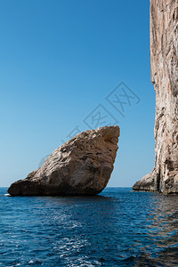 意大利海附近的撒丁岛岸线雄伟岩石滩假期户外图片