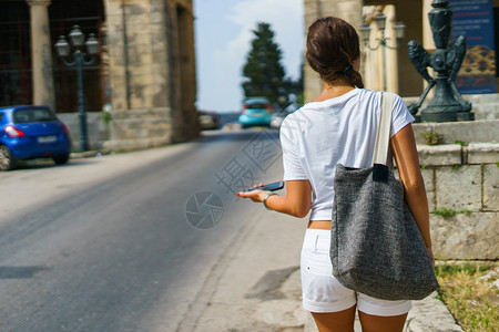 夏日在古城科孚Corfu行走的年轻旅游妇女背影闲暇欧洲的后部图片