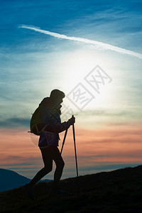 日落北欧的一座山上个女孩在宗教之旅中的休眠路线图片