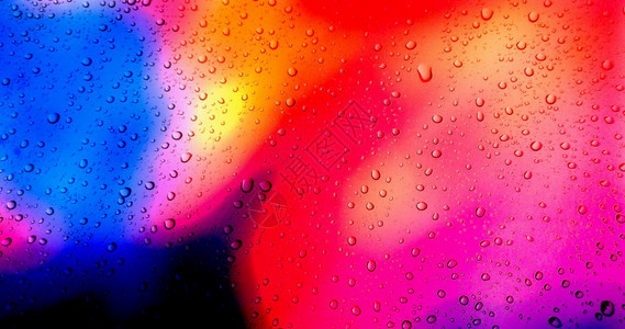 天气反射溅彩色玻璃窗背景下的雨滴图片