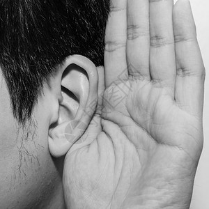 新鲜的亚洲人握着手亲近耳朵听男人商图片