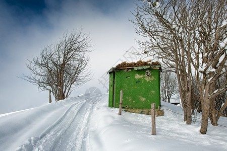 木头雪中狩猎小屋假期船图片