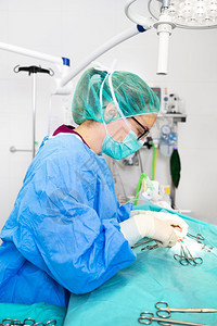 医生穿着无菌服在手术室进行手术图片