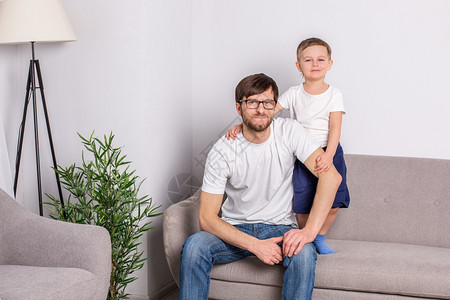 男父亲和年幼的儿子在家里客厅讨论一些严肃的事情信任家庭关系心理学父亲和年幼的儿子在家里客厅讨论一些严肃的事情男人房间图片