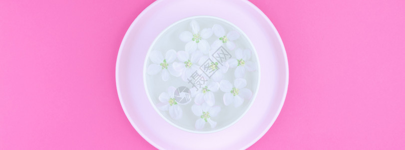 漂浮的有创意平板面概念顶端是芳香碗水和白春花苹果树放在面粉纸背景上复制空间微小横幅宽最佳花瓣图片