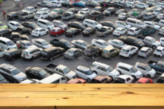保险空木板桌间平台和模糊的户外停车场充满汽背景供产品显示时使用装配空白的首都图片