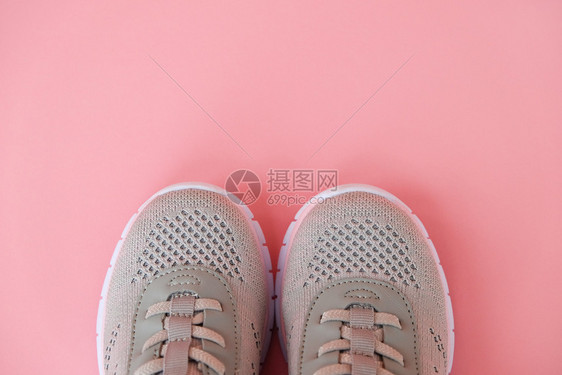 衣服人们训练运动健康生活方式概念新灰色运动鞋在粉红壁画上贴纸的粉红色背景图片