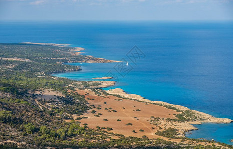 公园帕利卡拉斯蓝色的从塞浦路斯阿卡马半岛的弗罗狄亚登山小径上看到的地中海湾和蓝环礁湖及绿水的空中景象图片