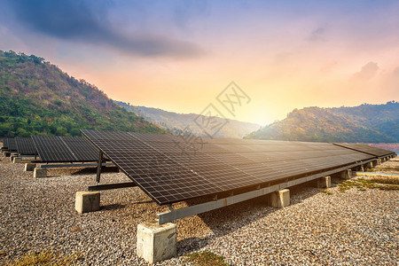 环境相对于天日落时水库和山峰景观的太阳电池板替代能源概念在天空日落期间对水库和山地景观的对比下生态创新图片
