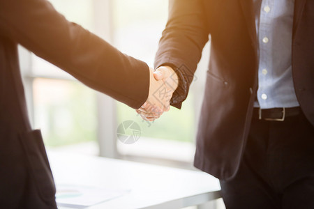 工作男签订合同或握手贺礼交易后在办公室与女商业和人握手签署合同或握手问候交易会议图片