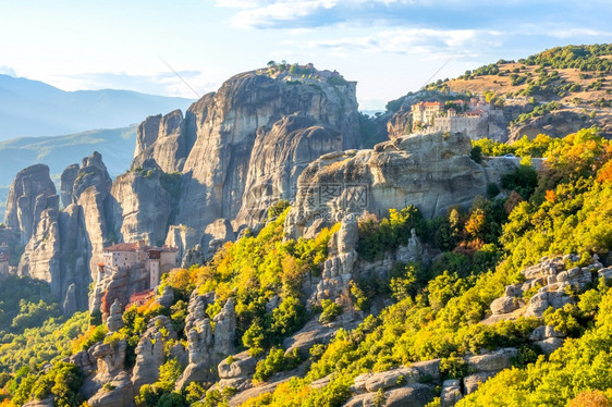 希腊太阳夏日在卡兰巴谷石头修道院悬崖顶端的梅托拉岩石修道院在桑尼夏日欧洲希腊语顶峰图片