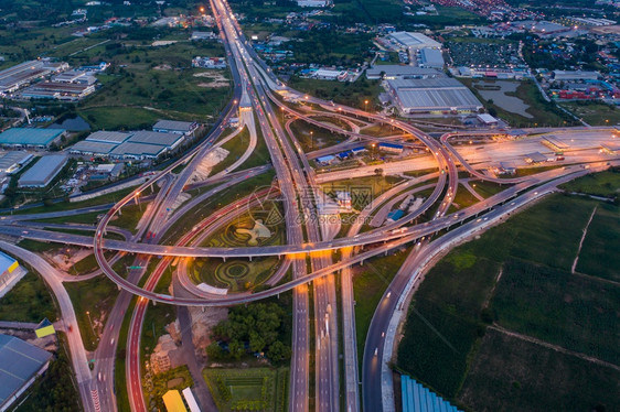 夜间高速公路收费城市交通中道路的空观视时间段结构体互换旅行图片