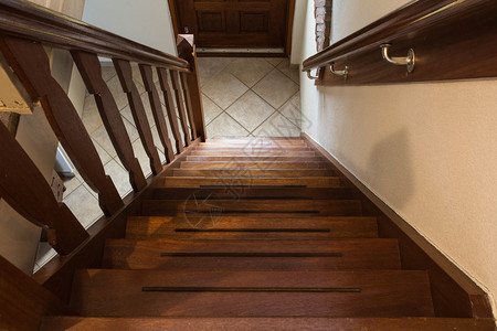 从顶部看美丽的现代棕色橡木楼梯图片