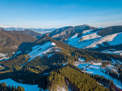 全景亚斯纳滑雪度假胜地山峰和滑坡空中观视冬季山峰和日光空观滑雪度假村的一个谷地太阳山峰和滑雪寒冷的季节图片