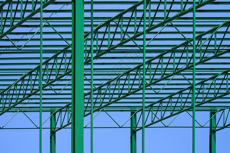外部的以蓝天为背景仓库建筑绿色金属屋顶结构楼户外铁图片