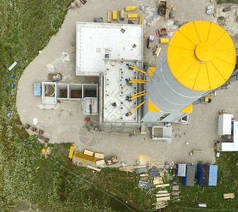景观建造生产混凝土的工业厂地用无人驾驶飞机从空中垂直摄取的混凝土空中观察液压商业的图片