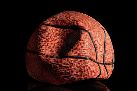 竞赛法庭颜色黑背景反射器减缩和摇摆的旧篮球淡压和摇晃的旧篮球图片