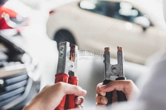 车拥有充电器缆跳跃的男子检查员电池维修服务保养理技术员图片