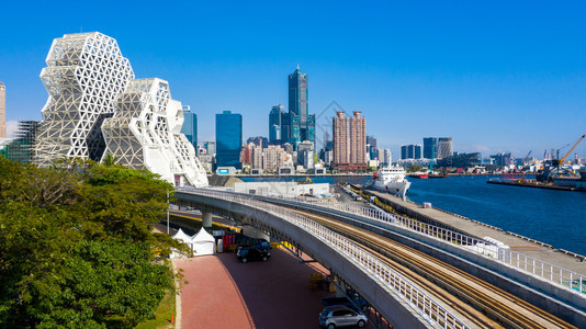 天际线城市的自然高雄空中观光蓝天背景和高雄港图片