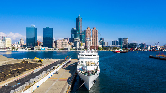 高雄市空中观光蓝天背景和高雄港游客建筑物旅图片