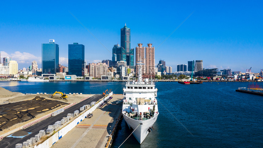 高雄市空中观光蓝天背景和高雄港游客建筑物旅图片