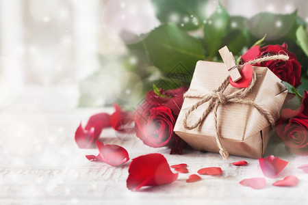 弓生日小礼物或带心和玫瑰爱情或人节概念的天然纸上赠送小礼物手工制作的图片