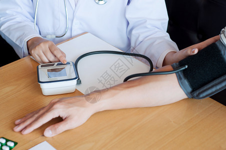 测量病人血压的医生图片