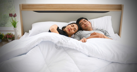 床上有爱的年轻情侣和在睡觉幸福概念上相爱的浪漫情侣蜜月已婚睡着了图片
