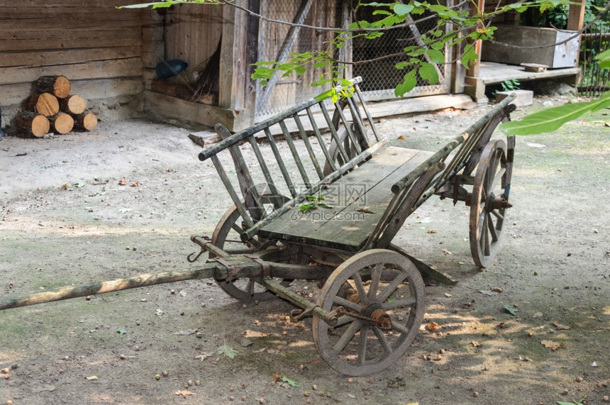 庭院博物馆农舍子里装有木轮的旧车家庭