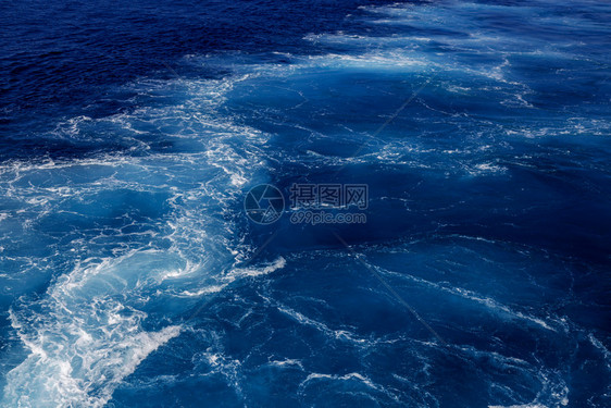 深蓝色海水表面有风雪波纹的深蓝海水表面可用作背景天蓝色能够水图片