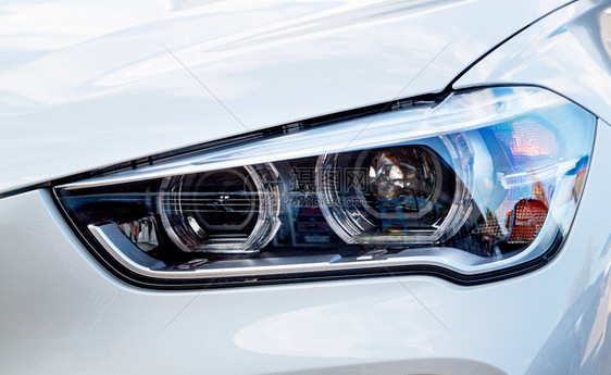 氙阴影关闭一辆现代汽车上的LED灯头详情蓝色图片