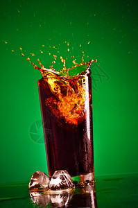 寒冷的新鲜绿色背景上装有可乐的玻璃杯单身图片