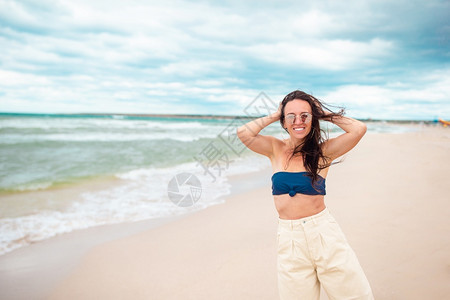 年轻快乐的女子在海滩度假年轻快乐的女子在海滩度假宁静人们图片