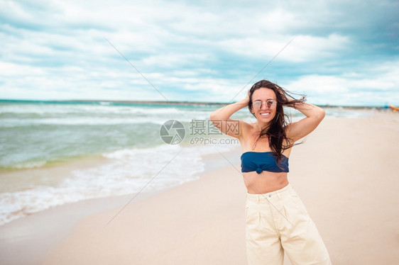 年轻快乐的女子在海滩度假年轻快乐的女子在海滩度假宁静人们图片