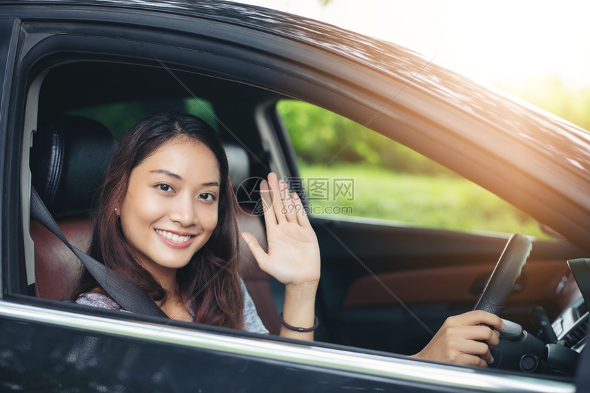 乐趣为了男人美丽的亚洲女在路上驾车旅行时微笑和愉快地开车图片