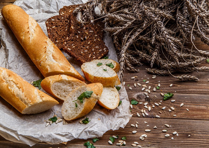 农业小麦向日葵籽Loaf粮食面包在桌边子上吐司垂直的图片