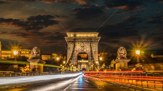 建造筑学城市景观日落时位于布达佩斯的电镀链桥在日落时为电镀链桥图片