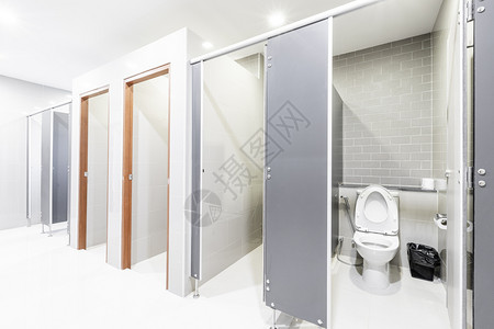 冲洗现代卫生间内公共厕所现代浴室排在设计上奢华洗手间图片