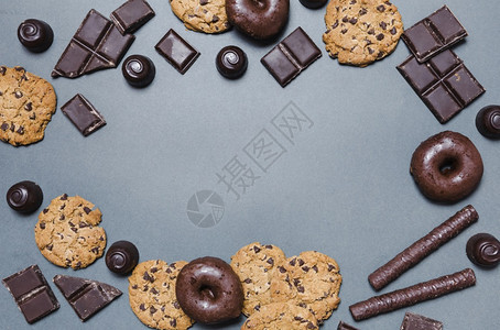 饼干小样带有巧克力糖果的顶视图圆形框假期图片