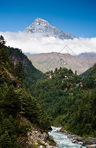 爬坡道喜马拉雅山峰风景高溪流和森林冒险踪迹图片